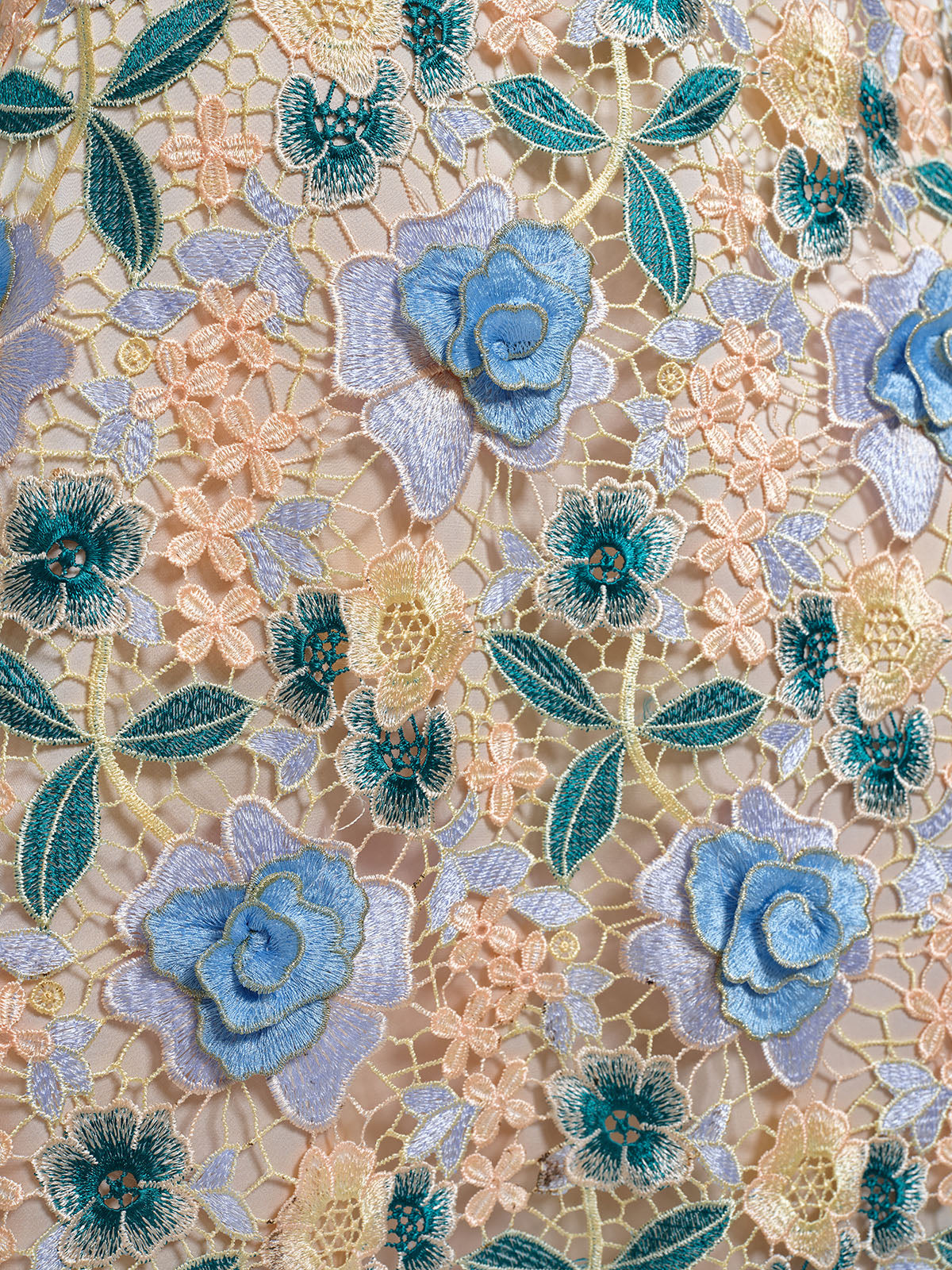 Abito in pizzo con decorazioni floreali e a foglia.