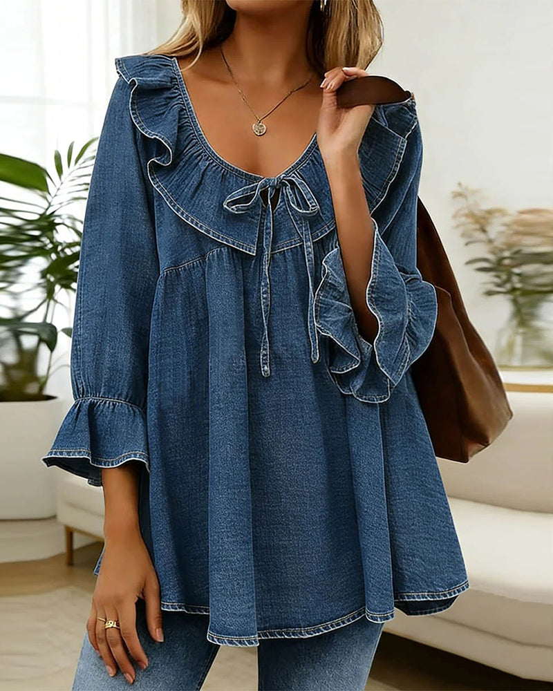 Camicetta in denim con volant e scollo rotondo