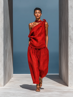 Completo due pezzi da donna in misto lino rosso: top asimmetrico monospalla e pantaloni a gamba larga con tasche.