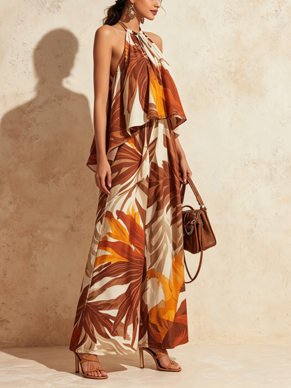 Completo composto da top all'americana e pantaloni a gamba larga con stampa di palme tropicali.