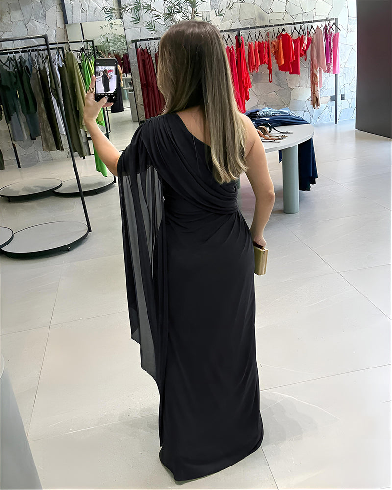 Abito da sera asimmetrico con spalla scoperta, maniche a mantella in rete, arricciature e vita intrecciata 🖤✨