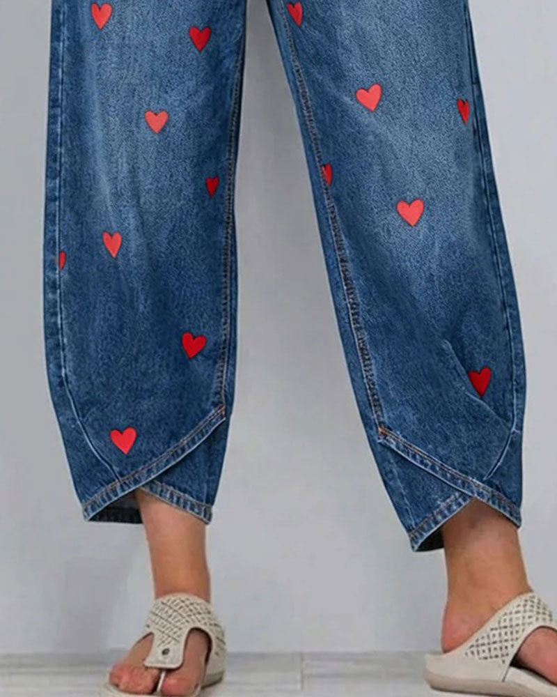 Pantaloni alla caviglia in denim con stampa a cuori