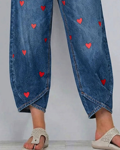 Pantaloni alla caviglia in denim con stampa a cuori