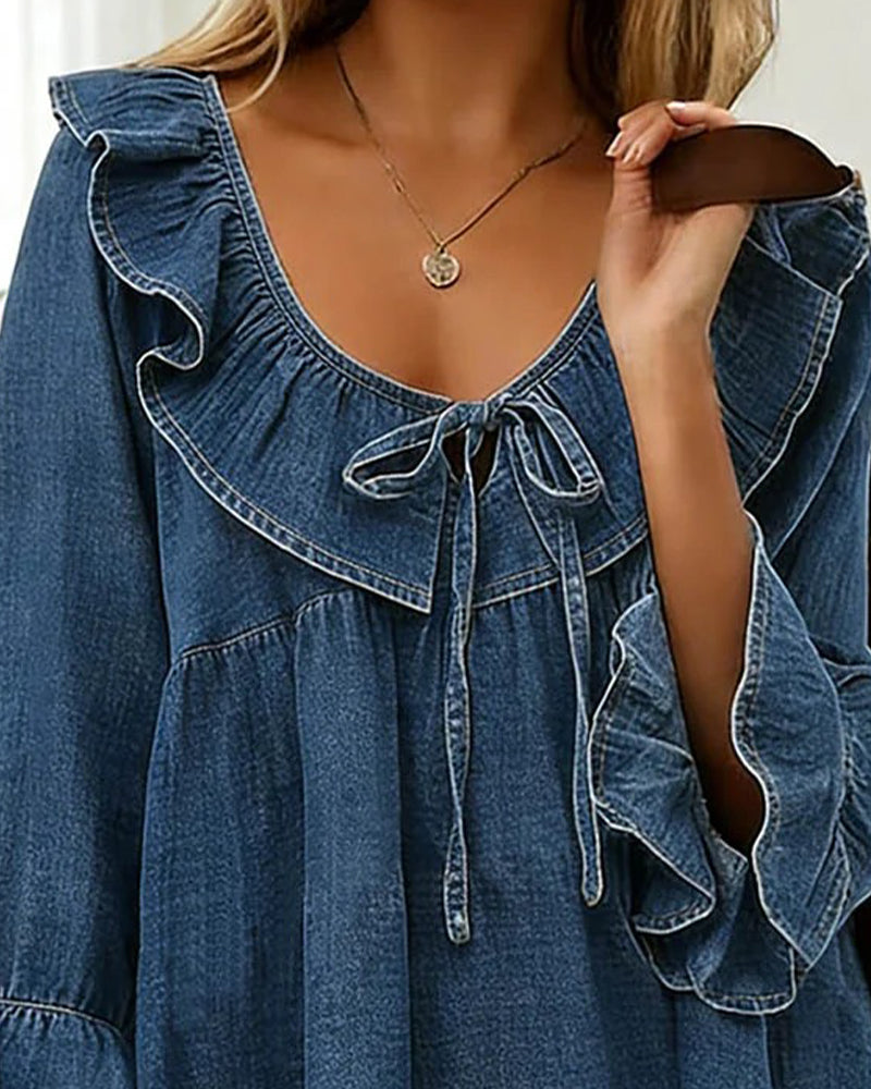 Camicetta in denim con volant e scollo rotondo