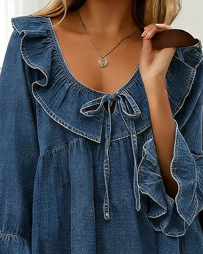 Camicetta in denim con volant e scollo rotondo