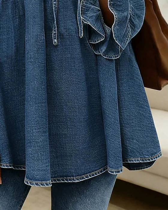 Camicetta in denim con volant e scollo rotondo