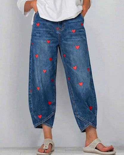 Pantaloni alla caviglia in denim con stampa a cuori