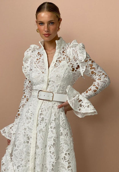 Vestito Carrie bianco ricamato ✨🤍 la cintura è in regalo solo per gli ordini di oggi 🎁