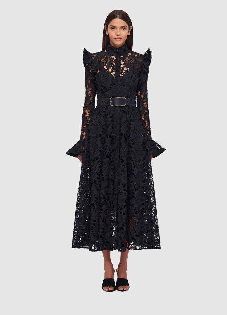 Vestito Carrie bianco ricamato ✨🤍 la cintura è in regalo solo per gli ordini di oggi 🎁