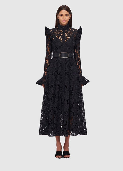 Vestito Carrie bianco ricamato ✨🤍 la cintura è in regalo solo per gli ordini di oggi 🎁