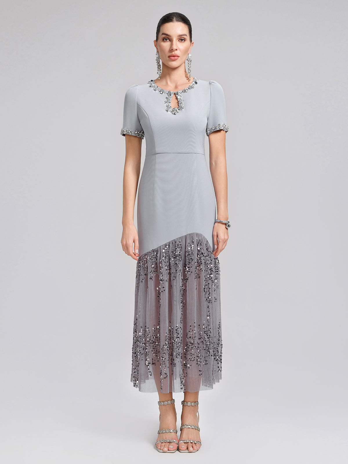 Abito con inserti in tulle e paillettes ricamate a mano