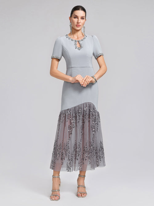 Abito con inserti in tulle e paillettes ricamate a mano