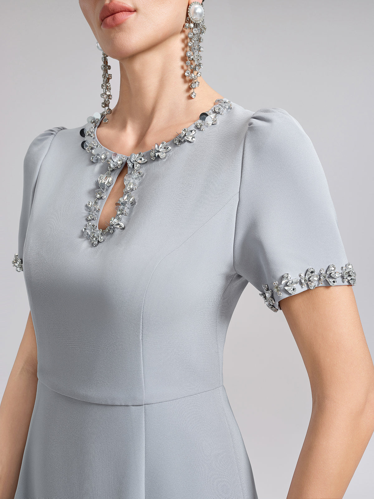 Abito con inserti in tulle e paillettes ricamate a mano