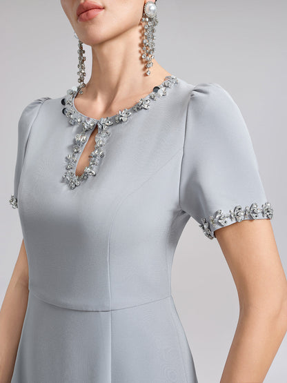 Abito con inserti in tulle e paillettes ricamate a mano