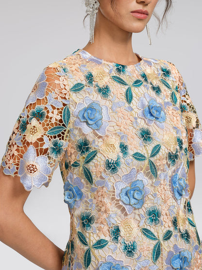 Abito in pizzo con decorazioni floreali e a foglia.