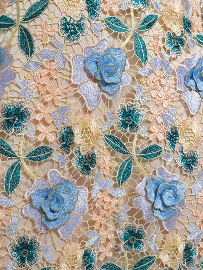 Abito in pizzo con decorazioni floreali e a foglia.
