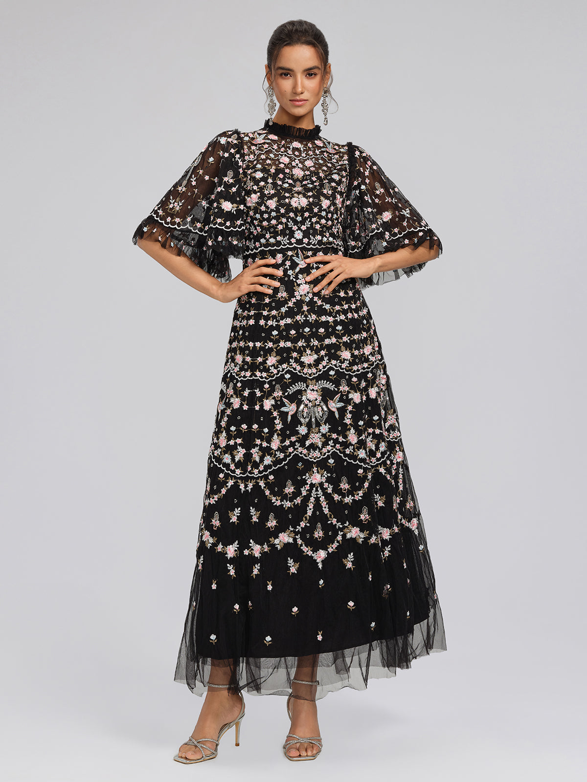 Abito in tulle con volant e ricami floreali