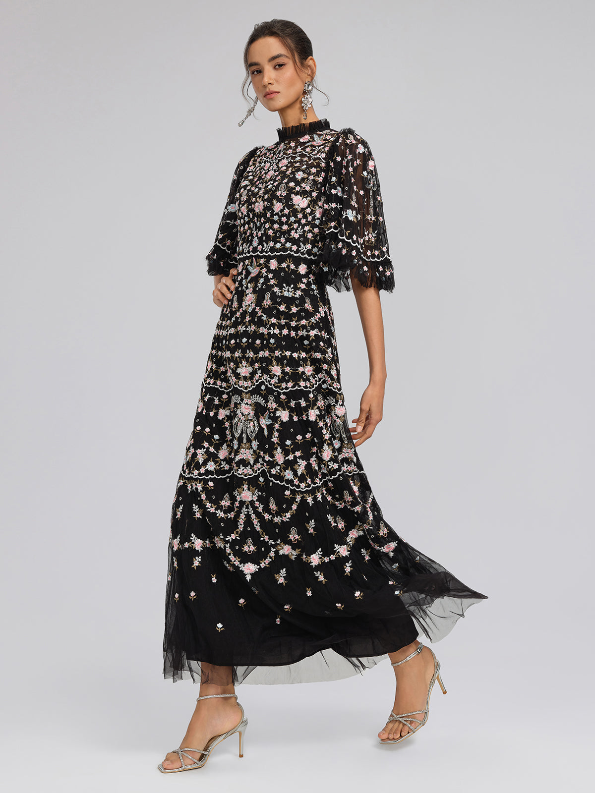Abito in tulle con volant e ricami floreali