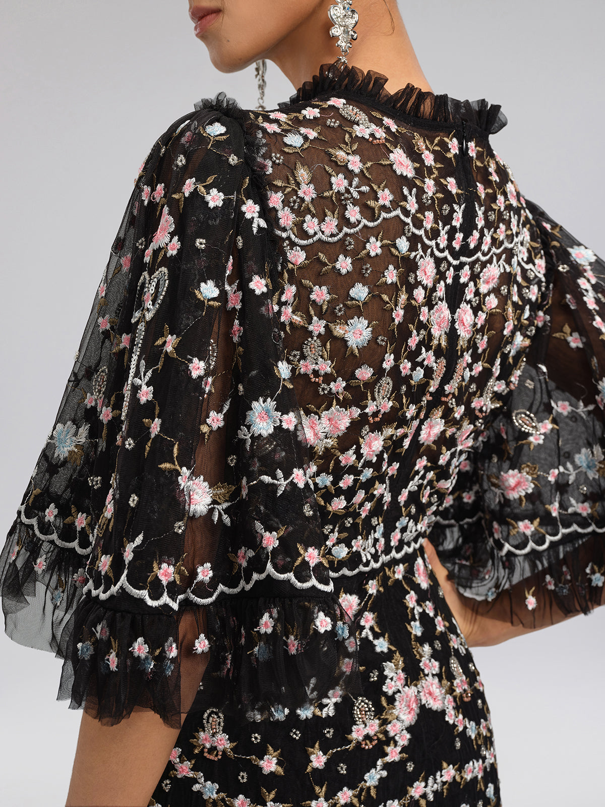Abito in tulle con volant e ricami floreali