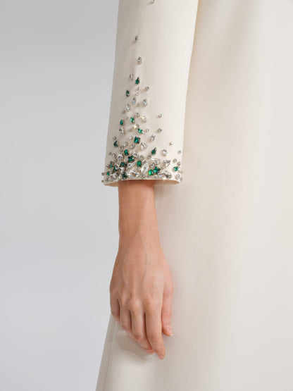 Abito a trapezio con spalline imbottite e decorazioni di perline e cristalli, realizzato a mano.