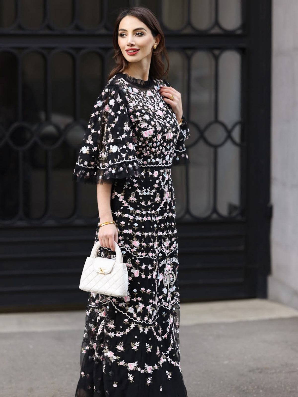 Abito in tulle con volant e ricami floreali