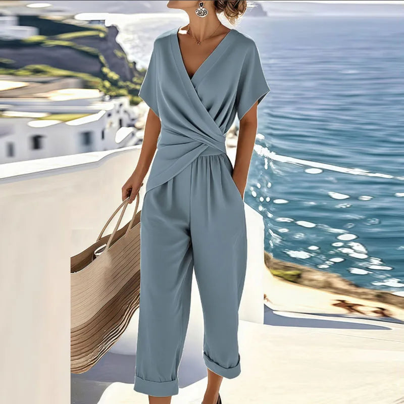Elegante tuta con scollo incrociato in stile resort