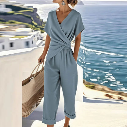 Elegante tuta con scollo incrociato in stile resort