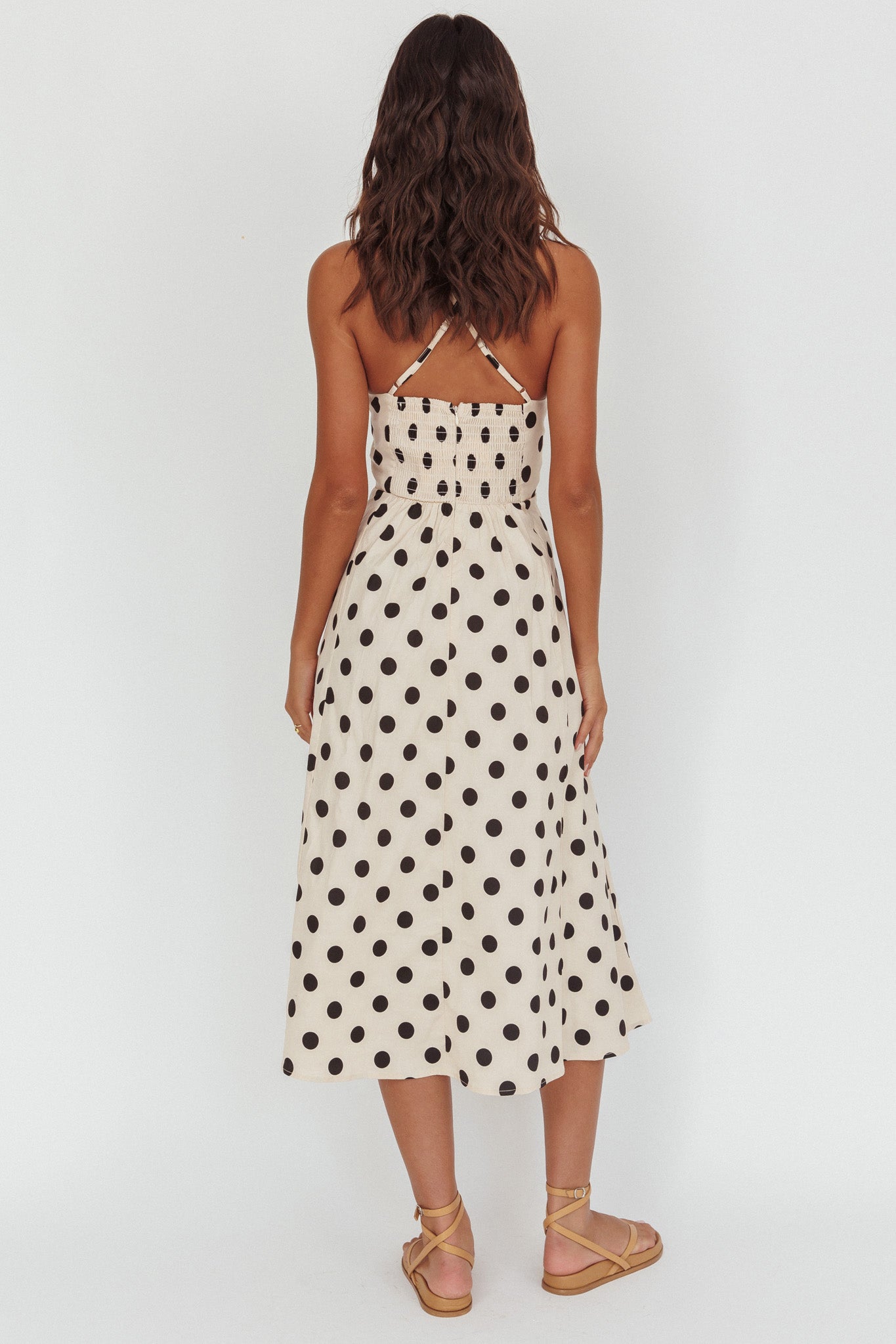 Abito midi a pois beige con scollo incrociato sulla schiena