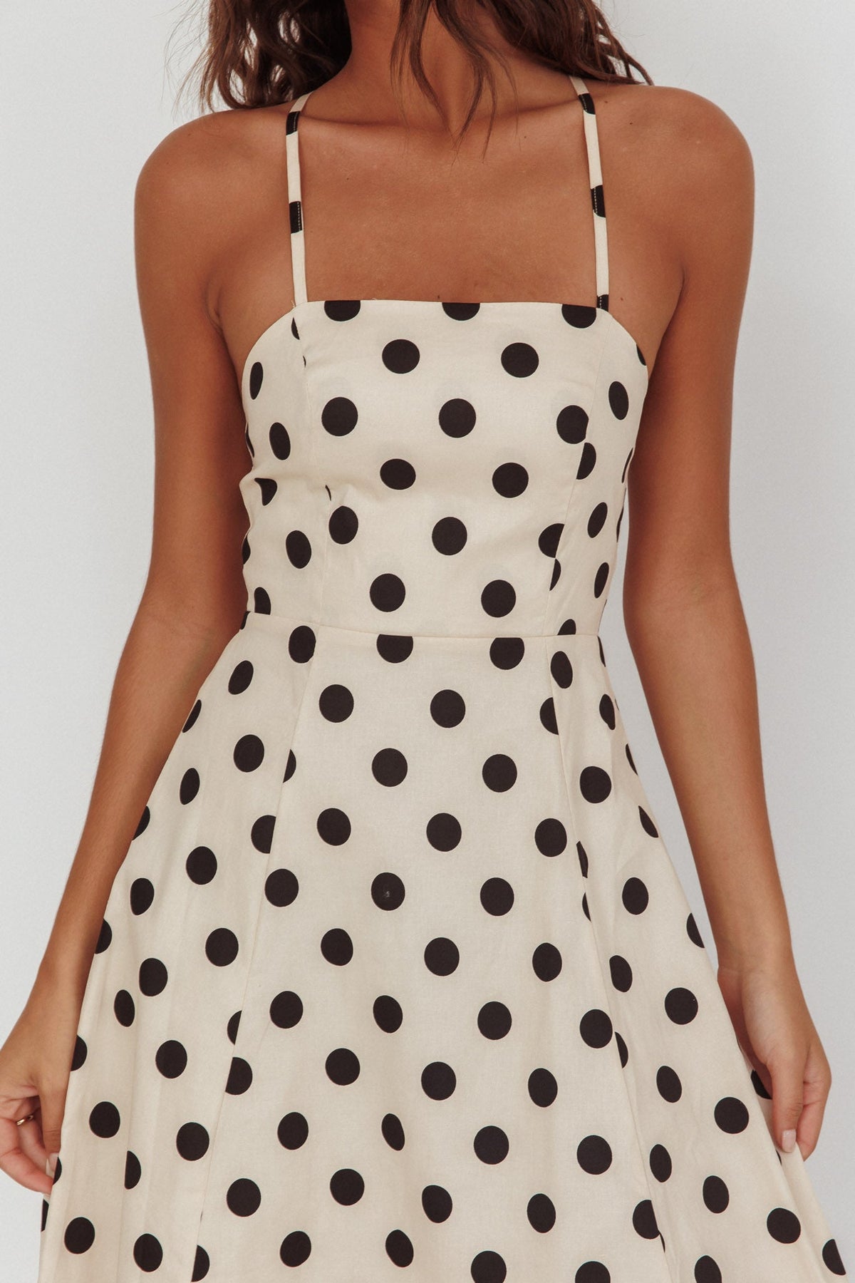 Abito midi a pois beige con scollo incrociato sulla schiena