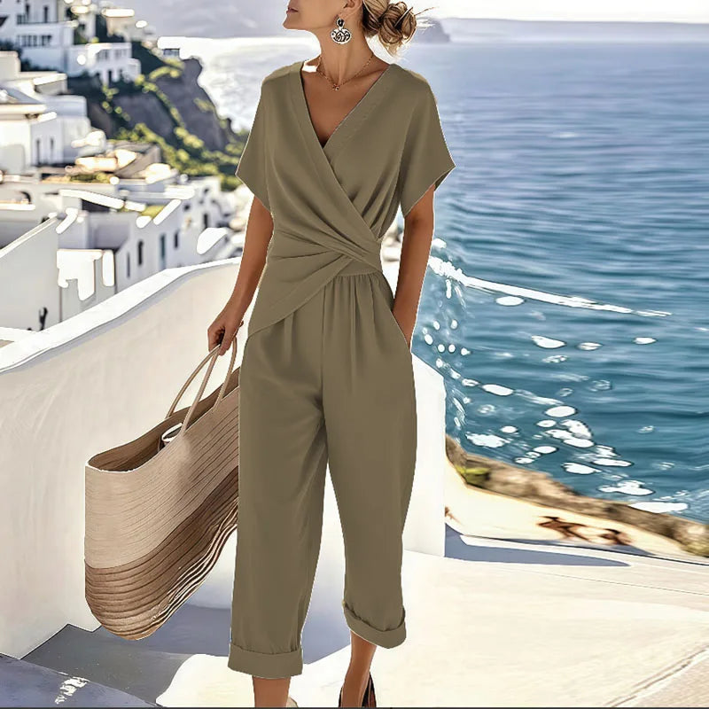 Elegante tuta con scollo incrociato in stile resort