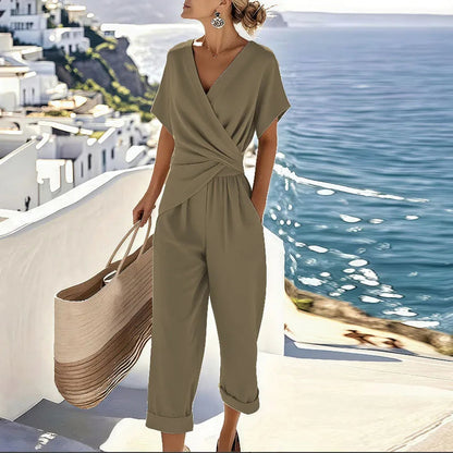 Elegante tuta con scollo incrociato in stile resort
