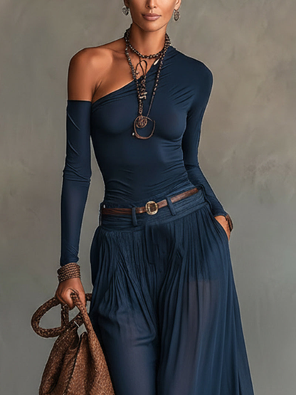 Completo due pezzi blu navy composto da top monospalla e gonna in tulle (con cintura)