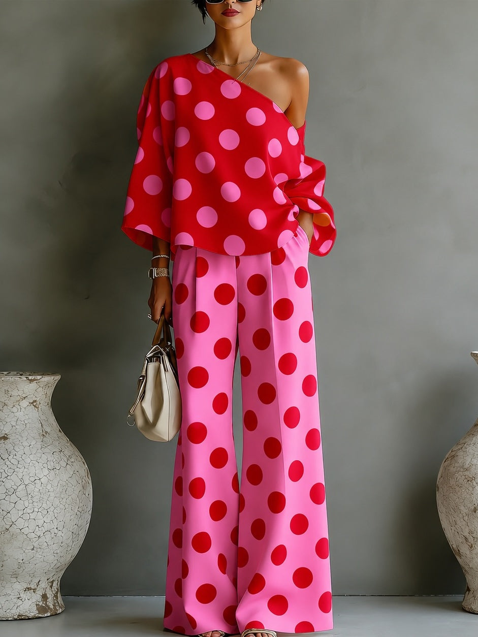 Completo due pezzi con top a spalle scoperte e pantaloni a gamba larga a pois rosa in stile retrò
