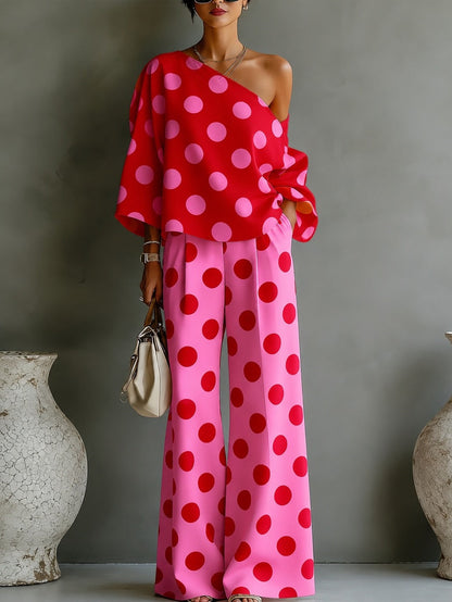 Completo due pezzi con top a spalle scoperte e pantaloni a gamba larga a pois rosa in stile retrò