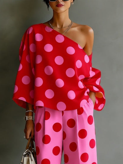 Completo due pezzi con top a spalle scoperte e pantaloni a gamba larga a pois rosa in stile retrò