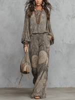 Completo composto da top a maniche a lanterna e pantaloni a gamba larga con fantasia paisley grigia.
