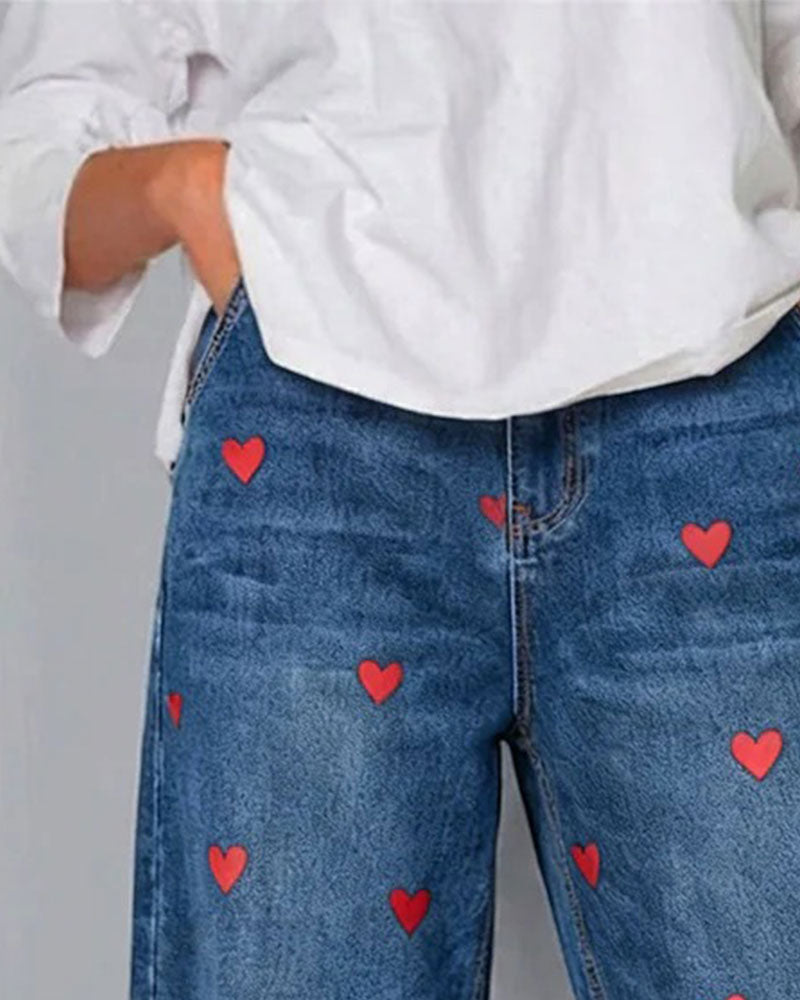 Pantaloni alla caviglia in denim con stampa a cuori