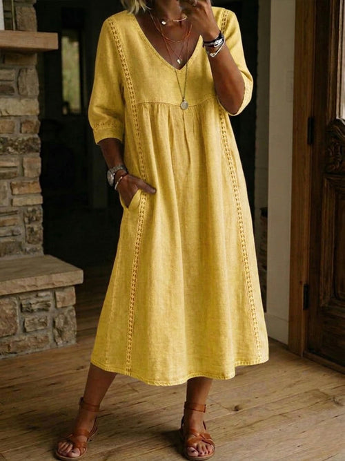 Abito casual dalla linea morbida in lino e cotone con inserti patchwork e bordi in pizzo