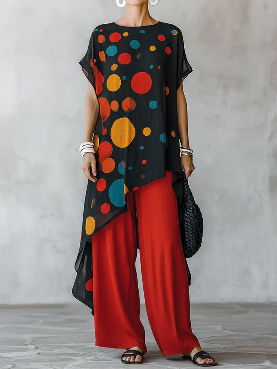 Completo casual composto da due pezzi: top in chiffon a maniche corte con scollo rotondo e stampa geometrica e pantaloni a gamba larga a vita alta in cotone e lino a tinta unita.