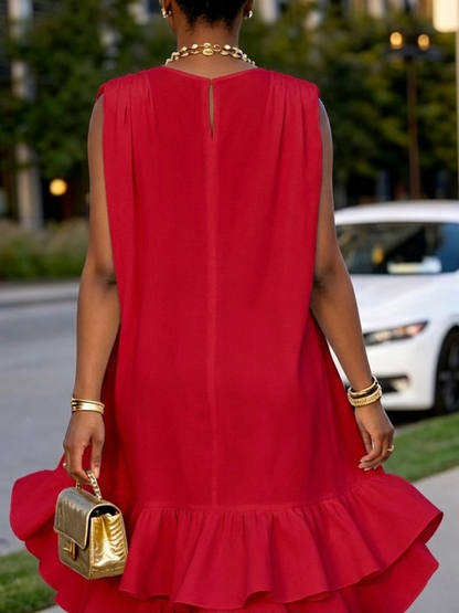 Elegante abito midi asimmetrico con volant, perfetto per feste in vacanza.