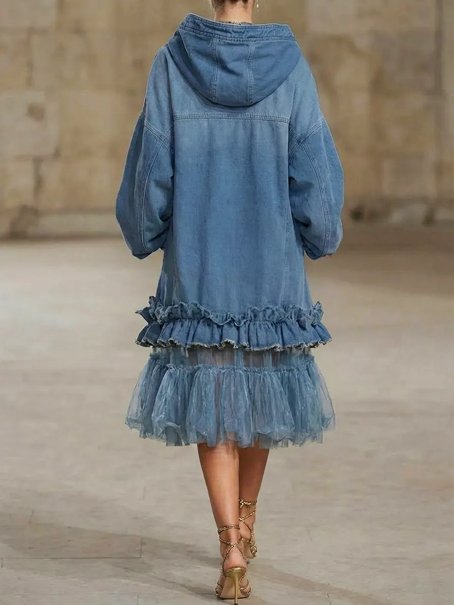 Abito patchwork di denim e organza, con cappuccio, zip e volant
