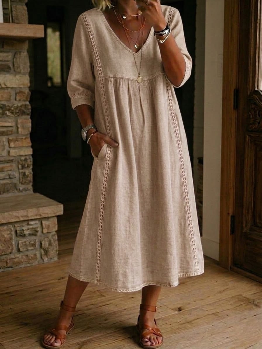 Abito casual dalla linea morbida in lino e cotone con inserti patchwork e bordi in pizzo