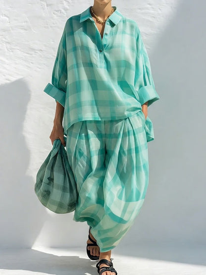 Completo casual a due pezzi in lino e cotone, composto da camicia a quadri e pantaloni a gamba larga.