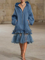 Abito patchwork di denim e organza, con cappuccio, zip e volant