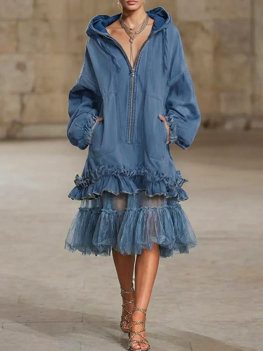 Abito patchwork di denim e organza, con cappuccio, zip e volant