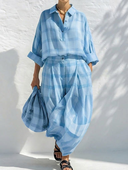 Completo casual a due pezzi in lino e cotone, composto da camicia a quadri e pantaloni a gamba larga.