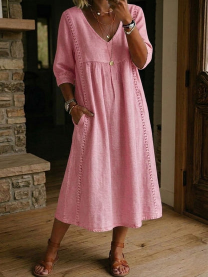 Abito casual dalla linea morbida in lino e cotone con inserti patchwork e bordi in pizzo
