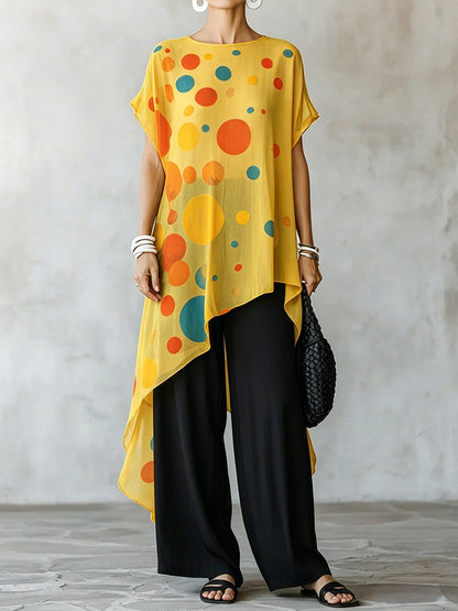 Completo casual composto da due pezzi: top in chiffon a maniche corte con scollo rotondo e stampa geometrica e pantaloni a gamba larga a vita alta in cotone e lino a tinta unita.