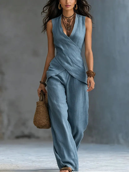 Completo da donna in cotone e lino composto da top con motivo incrociato e pantaloni a gamba larga.