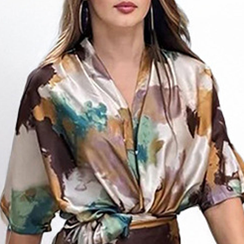 Elegante abito a portafoglio da donna in raso con stampa astratta
